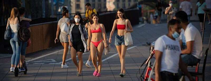 Varios jóvenes sin mascarilla o con ella mal puesta, de paseo/Elperiodico,